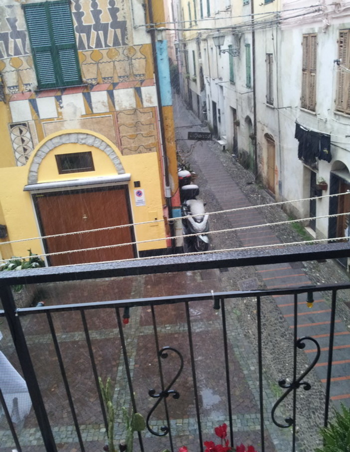 Maltempo sul ponente: le foto della nevicata che ci arriva da Badalucco