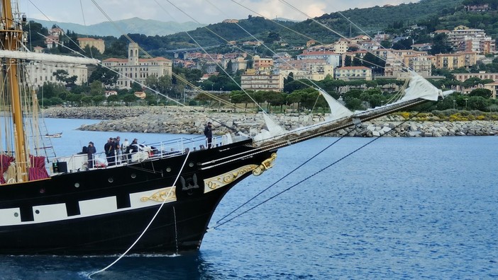Quattro giorni di festa a Imperia con la nave scuola Palinuro: l'arrivo in porto (foto e video)