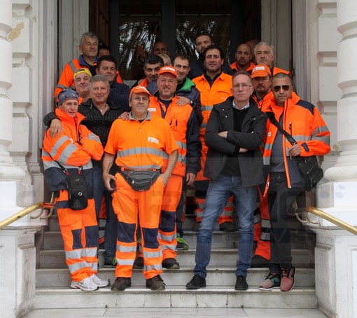 Sanremo: differenziata, netturbini costretti a raccogliere migliaia di sacchetti a terra chiedono udienza al Sindaco (Foto e Video)