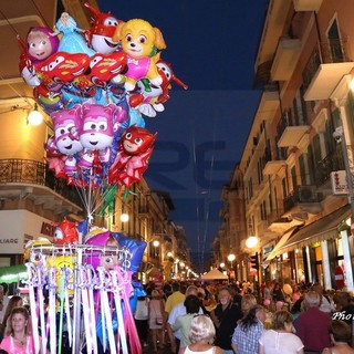 Bordighera: grande successo di partecipazione per la 'Notte Rosa', le foto della serata di Eugenio Conte (Video)