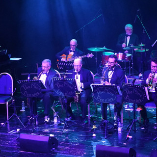 Sanremo, in piazza Borea d’Olmo un big band e un solista: Zazzarazzaz ospita di Nine Pennies