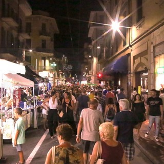 Bordighera invasa da residenti e turisti: tutti insieme ieri sera la 'Notte Rosa' per un sano divertimento (Foto)