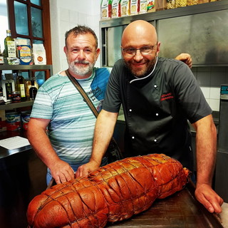Diano Marina: oltre 21 chili per una Nduja gigante alla scuola di cucina 'O Sole Mio’ dello chef Giuseppe Colletti Diano Marina: oltre 21 chili per una Nduja gigante alla scuola di cucina 'O Sole Mio’ dello chef Giuseppe Colletti