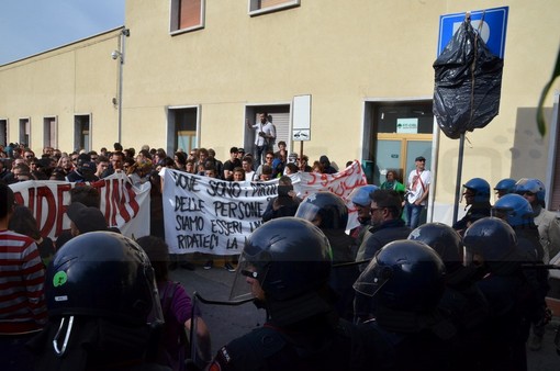 Ventimiglia: un foglio di via già consegnato e molte denunce in arrivo per la manifestazione 'No Border' di ieri