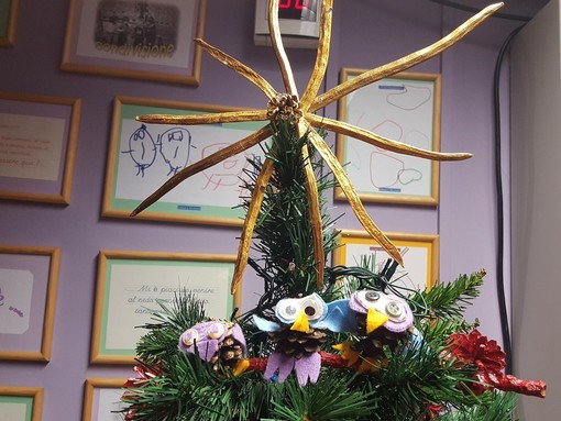 Sanremo: dal nido per l'infanzia 'Arcobaleno' gli auguri di buon Natale con l'albero dei gufetti