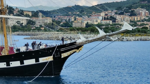 Quattro giorni di festa a Imperia con la nave scuola Palinuro: l'arrivo in porto (foto e video)