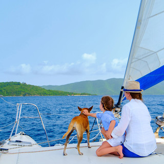 Noleggio barche a vela e catamarani: come scegliere l’imbarcazione giusta per la vacanza
