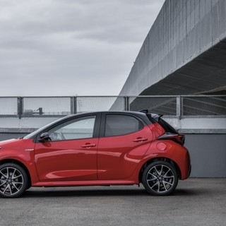 Sempre più lontano con la nuova Yaris Hybrid, icona delle city car