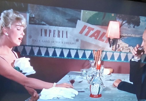 &quot;Imperia Italy land of your dreams&quot;: Doris Day e David Niven a tavola e sullo sfondo la Riviera