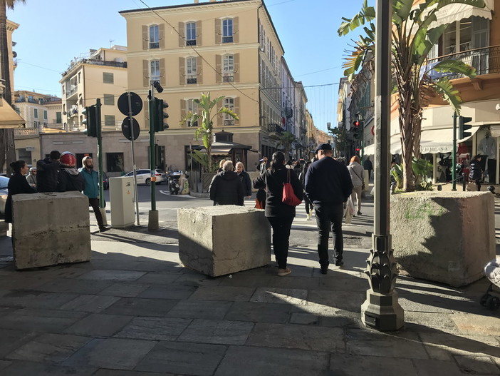 Sanremo: non piacciono i 'New Jersey' in centro, il Sindaco lavora al loro abbellimento con l'ufficio giardini (Video)