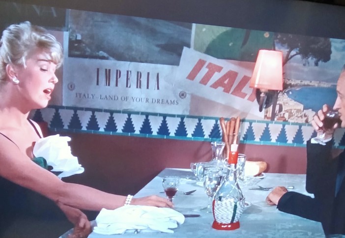 "Imperia Italy land of your dreams": Doris Day e David Niven a tavola e sullo sfondo la Riviera "Imperia Italy land of your dreams": Doris Day e David Niven a tavola e sullo sfondo la Riviera