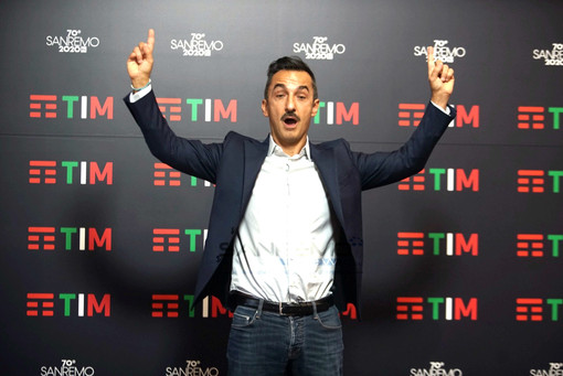 Sanremo, “La Notte dei Fiori” accende l’estate: da Concato a Masini, omaggio ai cantautori liguri e al Festival Sanremo, “La Notte dei Fiori” accende l’estate: da Concato a Masini, omaggio ai cantautori liguri e al Festival