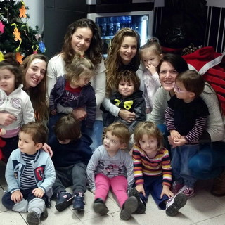 I bambini del nido d’infanzia 'Mio Piccolo Mio' di Imperia in 'Tutti insieme per l’albero'