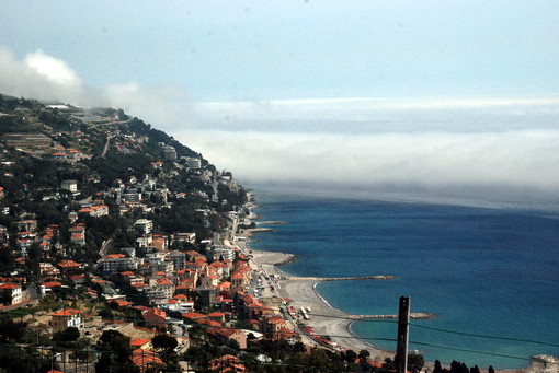 Nebbia e nuvole basse sul litorale: è colpa dell'improvvisa aria calda con il mare ancora freddo