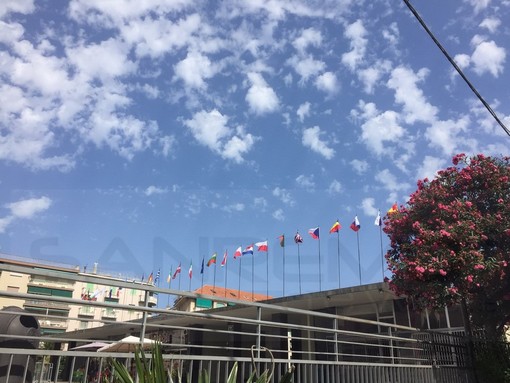 Sanremo: dopo le polemiche delle settimane scorse montate le nuove bandiere sul solettone di piazza Colombo Sanremo: dopo le polemiche delle settimane scorse montate le nuove bandiere sul solettone di piazza Colombo