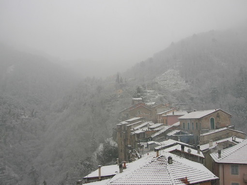 Maltempo sulla nostra provincia: le suggestive foto della nevicata in atto a Castelvittorio