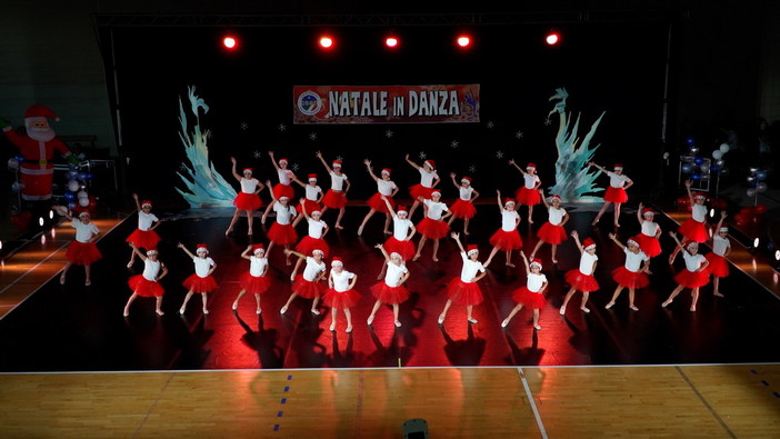 Imperia: grande successo ieri al palazzetto dello sport per l'appuntamento con 'Natale in Danza' (Foto)