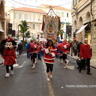 Sanremo: 'Canta &amp; Sciuscia', Topolino e Minnie ed i Carabinieri in alta uniforme, il Natale negli scatti di Tonino Bonomo