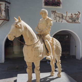 Nagelmann, scultura di Fernando Sánchez Castillo alla V Biennale Gherdëina, Ortisei 2016 Nagelmann, scultura di Fernando Sánchez Castillo alla V Biennale Gherdëina, Ortisei 2016