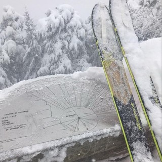 Sanremo: con le pelli sotto gli sci fino a monte Bignone, due amici sulla neve fresca di oggi (Foto e Video)