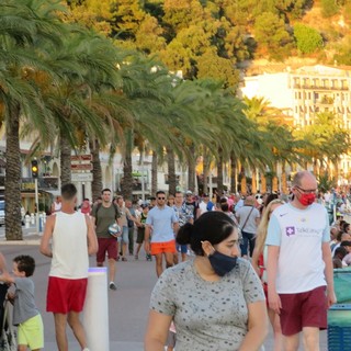 Nizza, Quai des Etats Unis la sera del 5 agosto: poche mascherine