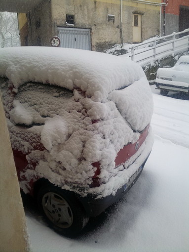 Le suggestive foto della nevicata di ieri a Villa Viani frazione di Pontedassio