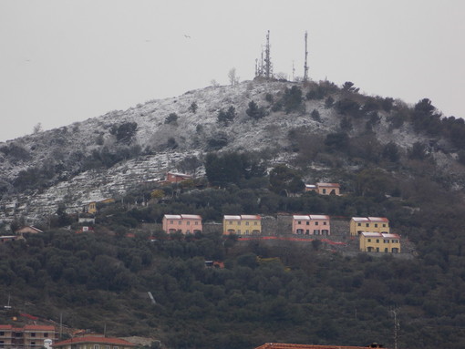 Il panorama di Imperia dopo la nevicata di oggi nelle foto di una nostra lettrice