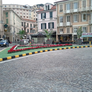 Sanremo: terminati i lavori per la costruzione dell'aiuola spartitraffico in piazza Colombo Sanremo: terminati i lavori per la costruzione dell'aiuola spartitraffico in piazza Colombo