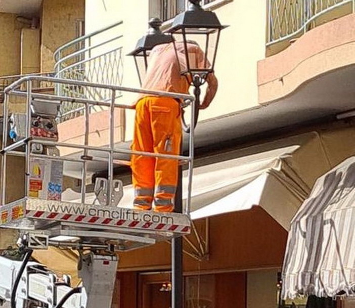 Ventimiglia: prosegue il restyling dell'illuminazione pubblica, nuovi lampioni in via Mazzini e via Milite Ignoto Ventimiglia: prosegue il restyling dell'illuminazione pubblica, nuovi lampioni in via Mazzini e via Milite Ignoto