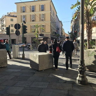 Sanremo: non piacciono i 'New Jersey' in centro, il Sindaco lavora al loro abbellimento con l'ufficio giardini (Video)