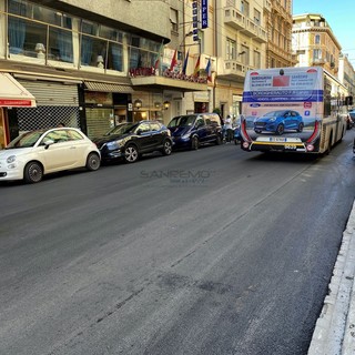 Il nuovo tratto di asfalto in via Roma Il nuovo tratto di asfalto in via Roma
