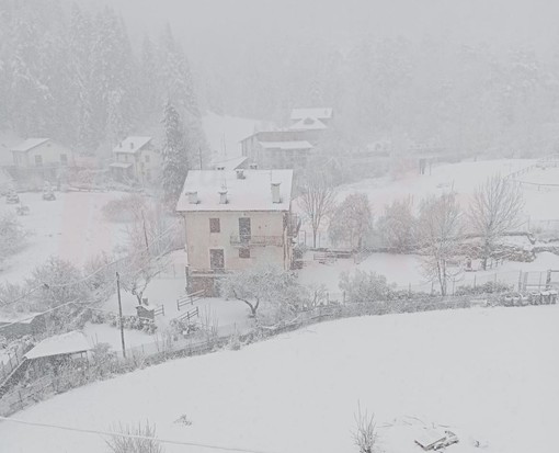 Nella gallery la nevicata sul Colle di Nava