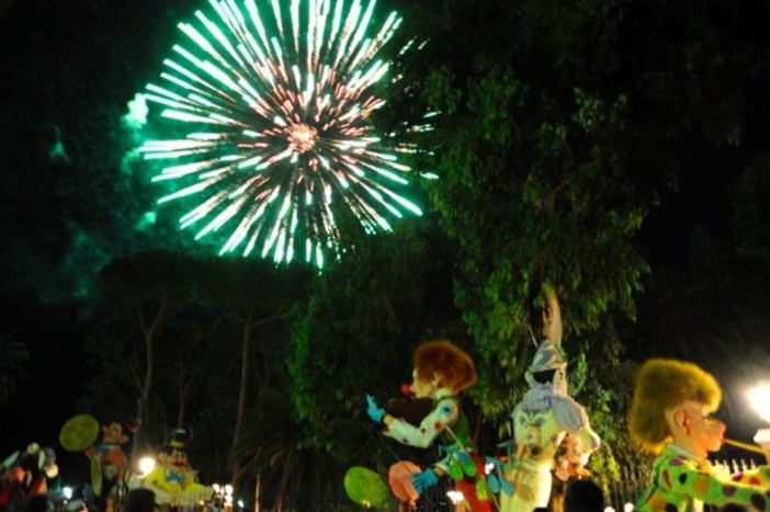 Conto alla rovescia per la “Notte bianca in fiore” a Ventimiglia: sfilata dei carri, fuochi d’artificio, musica e intrattenimento Conto alla rovescia per la “Notte bianca in fiore” a Ventimiglia: sfilata dei carri, fuochi d’artificio, musica e intrattenimento