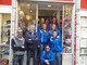 Le ragazze della NLP Sanremo under 18 femminile in posa davanti al negozio Casco Shop di Sanremo