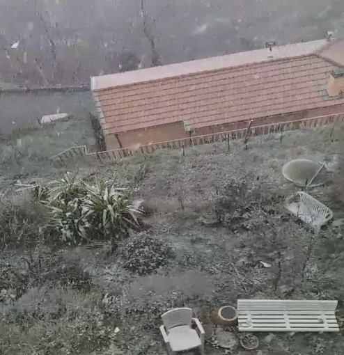 Dopo l'arcobaleno nuova perturbazione e neve fino a bassa quota: imbiancate San Romolo, Bignone e Bajardo (Video)