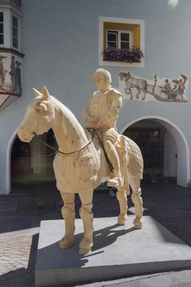 Nagelmann, scultura di Fernando Sánchez Castillo alla V Biennale Gherdëina, Ortisei 2016 Nagelmann, scultura di Fernando Sánchez Castillo alla V Biennale Gherdëina, Ortisei 2016