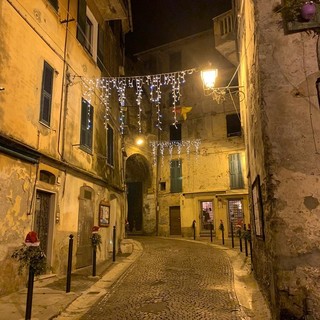 Ventimiglia: speciali decorazioni natalizie per via Garibaldi e via Piemonte