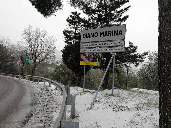 Il Golfo dianese imbiancato dalla nevicata: paesaggio da cartolina e pochi disagi (Foto) Il Golfo dianese imbiancato dalla nevicata: paesaggio da cartolina e pochi disagi (Foto)