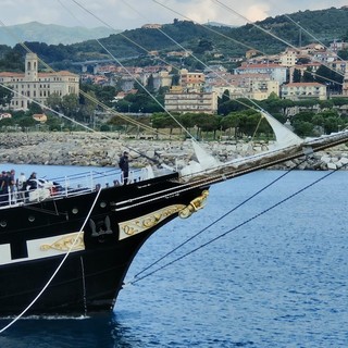 Quattro giorni di festa a Imperia con la nave scuola Palinuro: l'arrivo in porto (foto e video)