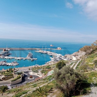 Ventimiglia: iniziati i lavori della nuova scogliera dopo il respingimento al Tar del ricorso per i materiali (Foto)