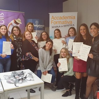 Consegnate le qualifiche a 15 nuove estetiste che si sono specializzate presso l’Accademia Formativa Consegnate le qualifiche a 15 nuove estetiste che si sono specializzate presso l’Accademia Formativa
