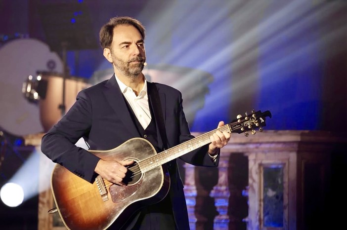 Sanremo, Neri Marcorè porta sul palco dell’Ariston il suo dialogo in musica tra Gaber e De Andrè: “Non si finisce mai di scoprire la loro profondità”