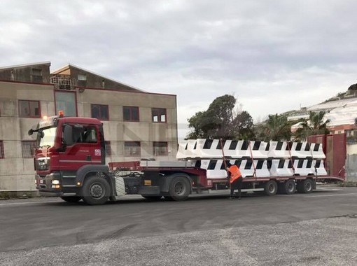 Sanremo: arrivati i 120 metri di 'New Jersey' che serviranno per la sicurezza delle vie nel centro della città (Foto) Sanremo: arrivati i 120 metri di 'New Jersey' che serviranno per la sicurezza delle vie nel centro della città (Foto)