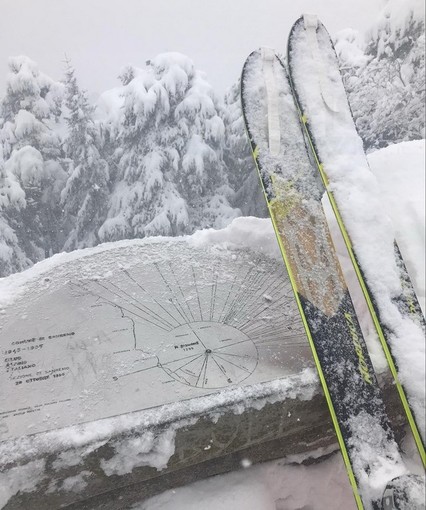 Sanremo: con le pelli sotto gli sci fino a monte Bignone, due amici sulla neve fresca di oggi (Foto e Video)