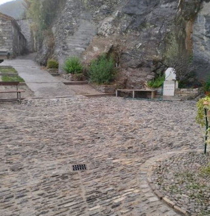 Triora: domenica scorsa la cerimonia per i lavori della nuova piazzetta della chiesa a Cetta (Foto)