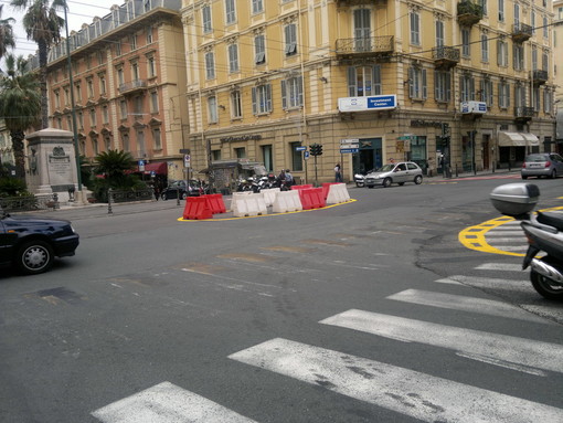 Sanremo: installata questa mattina la nuova rotonda 'ovale' tra via Roma e corso Mombello Sanremo: installata questa mattina la nuova rotonda 'ovale' tra via Roma e corso Mombello
