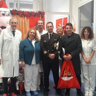 IL Comandante Vincenzo Fronte nel reparto di Pediatria IL Comandante Vincenzo Fronte nel reparto di Pediatria