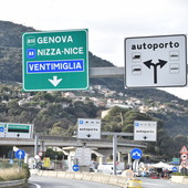 Cisterna fora in autostrada e viene scortata da Vigili del Fuoco e Stradale fino all'autoporto di Ventimiglia