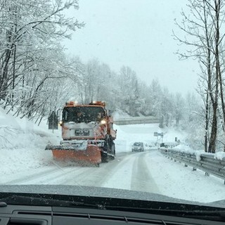 Maltempo sul Nord-Ovest della penisola: nevica sul Colle di Tenda, mezzi di rimozione neve in azione (Foto)
