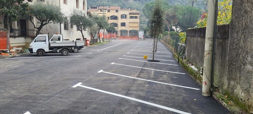 Dolceacqua: terminati i lavori sul piazzale attorno al Comune, nuova disposizione e qualche posto in più